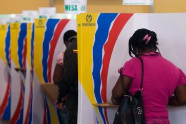 Colombianos votando en el plebiscito de la paz