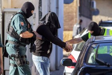 Policías españoles arrestan a un sospechoso de terrorismo