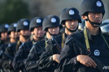 Policías chinos en Xinjiang