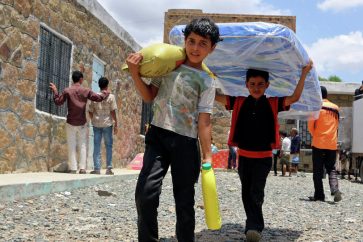 Niños yemeníes reciben ayuda humanitaria