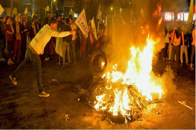 Opositores ecuatorianos queman neumáticos en la capital, Quito