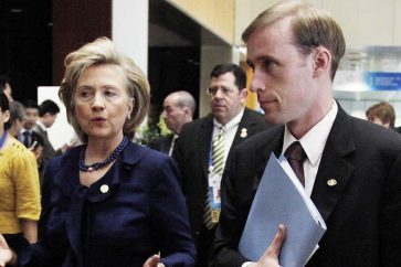 Jake Sullivan y Hillary Clinton