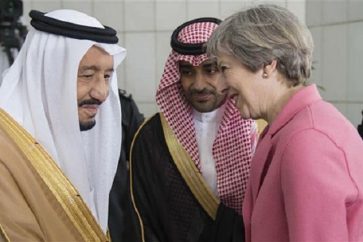 Theresa May con el rey Salman de Arabia Saudí