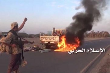 cmbatiente-yemeni-vehiculo-ardiendo