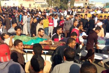 Evacuación de las víctimas del ataque a la Mezquita de Arish