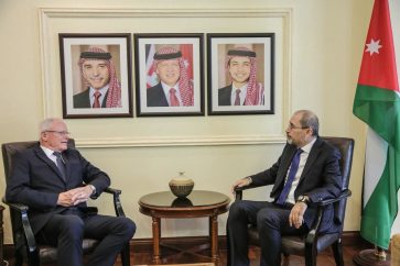 El ministro de Exteriores jordano, Ayman Asfavi, y el enviado de EEUU para Siria, James Jeffrey