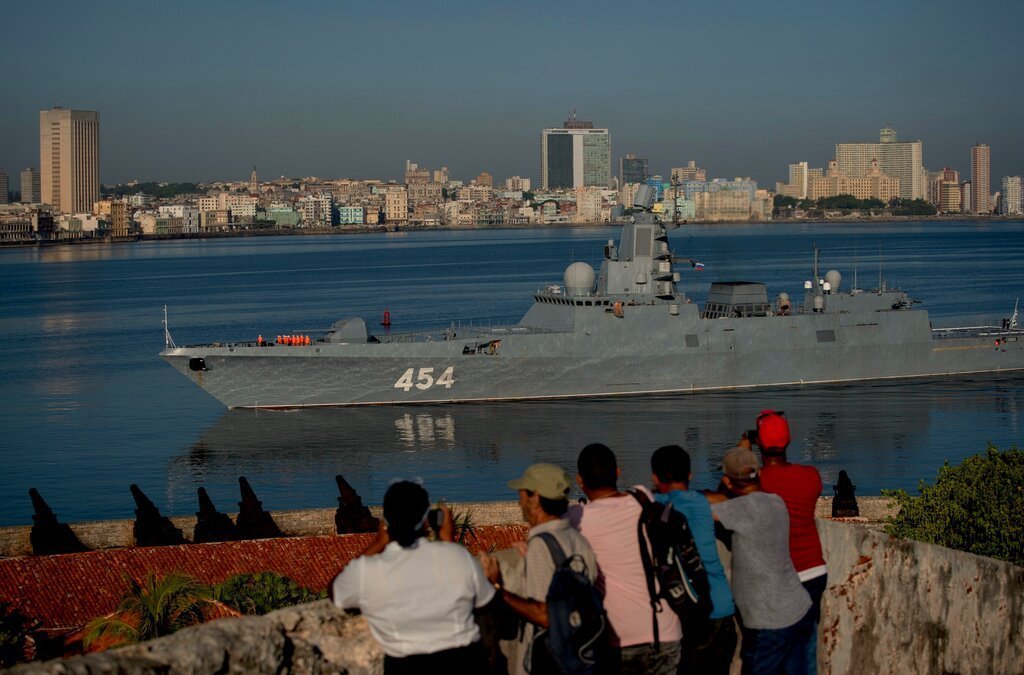 La fragata Almirante Gorshkov de la Armada rusa llega al puerto de La Habana, Cuba, el lunes 24 de junio de 2019. (AP Foto / Ramón Espinosa)