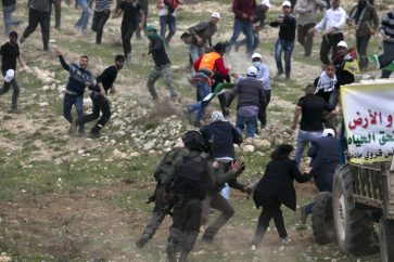 Palestinian demonstrators clash with Israel forces following a protest to mark land day in village of Madama, south of Nablus, on March 30, 2017 in the Israeli occupied West Bank.
Land Day marks the killing of six Arab Israelis during 1976 demonstrations against Israeli confiscations of Arab land. / AFP PHOTO / JAAFAR ASHTIYEH