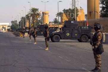 Fuerzas policiales iraquíes ante la embajada de EEUU