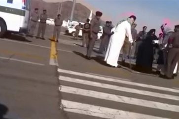Momentos anteriores a la ejecución de una mujer detenida con una espada en Arabia Saudí