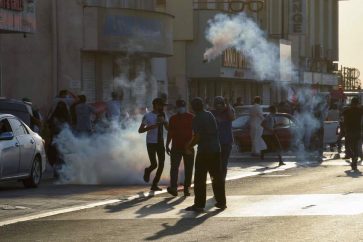 manifestantes-bahrein-gases-lacrimogenos