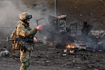 soldado-ruso-vehiculo-destruido