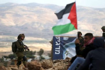 soldados-israelies-palestinos-bandera