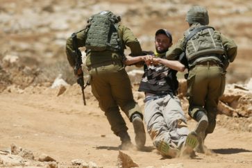 soldados-israelies-llevan-palestino