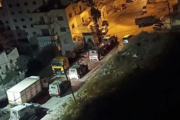 Vehículos israelíes en una localidad palestina