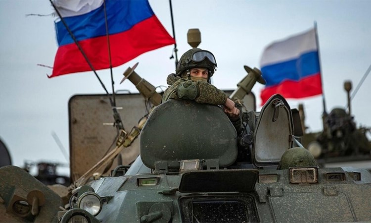 soldado-ruso-vehiculo-blindado-banderas