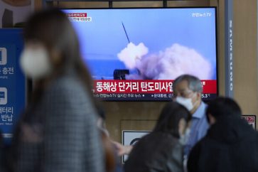 Una pantalla de televisión muestra el lanzamiento de un misil norcoreano en una estación de metro de Seúl