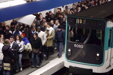 Aglomeración en el metro de París