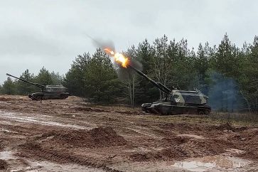 dos-piezas-de-artilleria-rusa-en-el-donbass