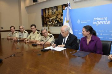ministro-defensa-argentino-jorge-taiana-firma-acuerdo-con-israel