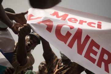 Manifestantes sostienen una pancarta en la que se lee "Gracias Wagner" en Bamako, Mali FLORENT VERGNES AFP