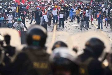 manifestantes-policias-peruanos