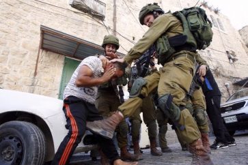 soldado-israeli-golpea-palestino