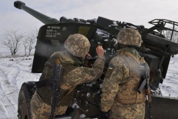 Soldados ucranianos utilizan un cañón estadounidense