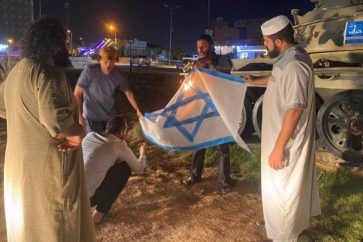 Un grupo de libios quema una bandera israelí
