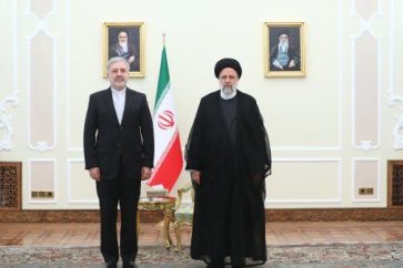El presidente iraní, Ebrahim Raisi y lunes durante una reunión con Alireza Enayati, el nuevo embajador de Irán en Arabia Saudí