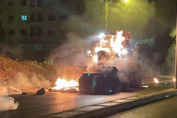 Vehículo israelí ardiendo en Tulkarem