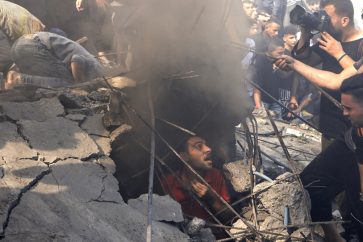 palestinos-buscan-escombros-edificio-gaza