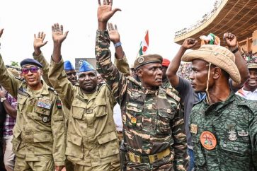 Líderes militares de Níger saludan a sus seguidores en la capital Niamey