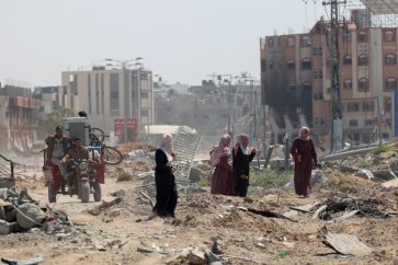 Palestinos en medio de la destrucción en Jan Yunis