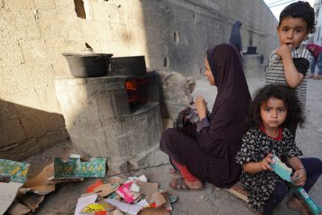 Residentes de Gaza cocinan sobre una estufa de madera