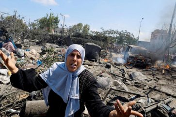 Mujer palestina en el campo de Al-Masawi poco después de la masacre israelí