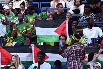Banderas palestinas en el partido de fútbol Mali-"Israel"