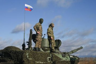 Soldados rusos sobre un tanque