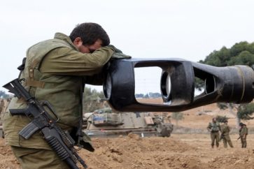 soldado-israeli-junto-canon-tanque