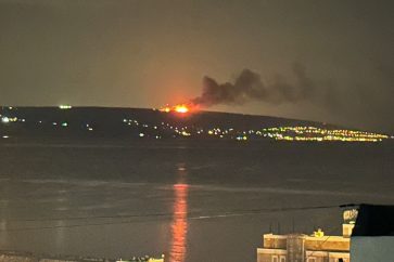 Tanque israelí destruido e incendiado por misiles de Hezbolá