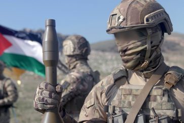 Combatientes de Hezbolá con una bandera palestina