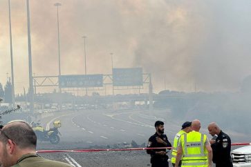 Impacto de misiles de Hezbolá al este de Tel Aviv