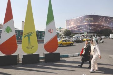 Banderas del Líbano, Hezbolá e Irán en una calle de Teherán