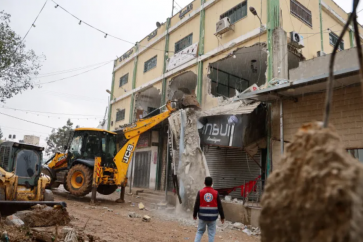 Palestinos demuelen restos de un edificio dañado en el campo de Al-Faraa, en Cisjordania