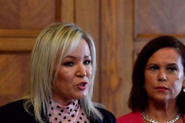 La vicelíder del Sinn Fein, Michelle O'Neill, habla junto a la presidenta del Sinn Fein, Mary Lou McDonald