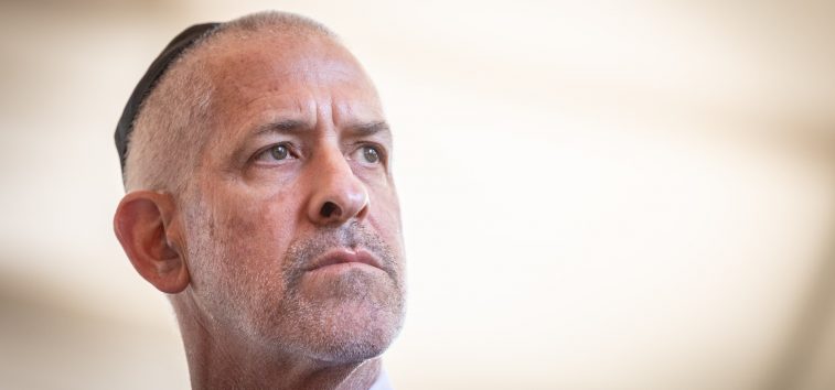  <a href="https://spanish.almanartv.com.lb/1175022">El jefe del Shin Bet fue destituido oficialmente. Miles de manifestantes se oponen</a>