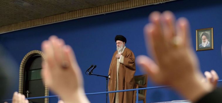  <a href="https://spanish.almanartv.com.lb/1175154">Ayatolá Jamenei: Las amenazas de EEUU no conducirán a ninguna parte</a>