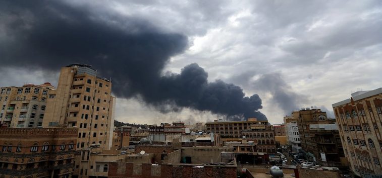  <a href="https://spanish.almanartv.com.lb/1208209">Ataques aéreos israelíes contra puertos yemeníes y Netanyahu amenaza a Sayyed al-Huzí</a>